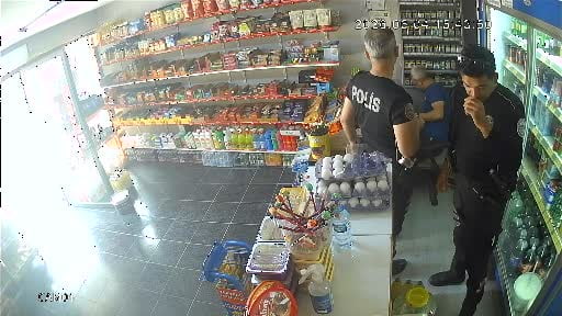 Nefes borusuna şeker kaçan bakkalı polis memuru kurtardı
