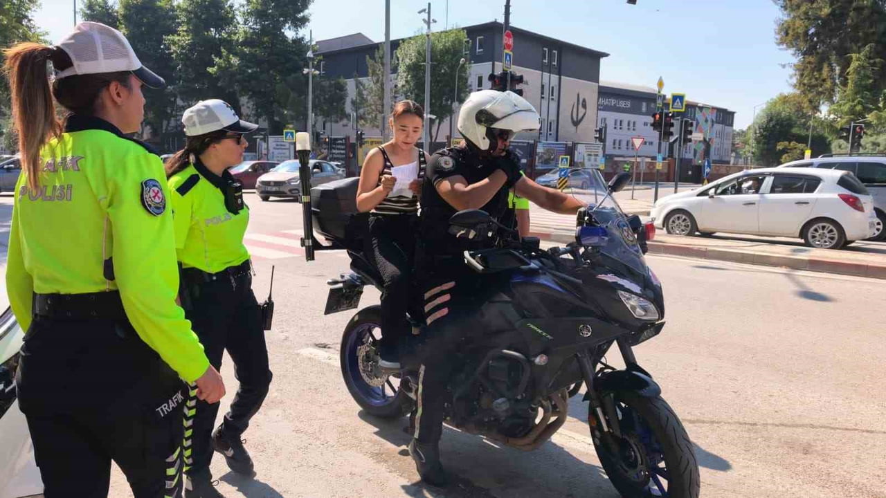 NEGÖL'DE MOTOSİKLETLİ POLİS ÖĞRENCİYİ 1 DAKİKA KALA SINAVA YETİŞTİRDİ.