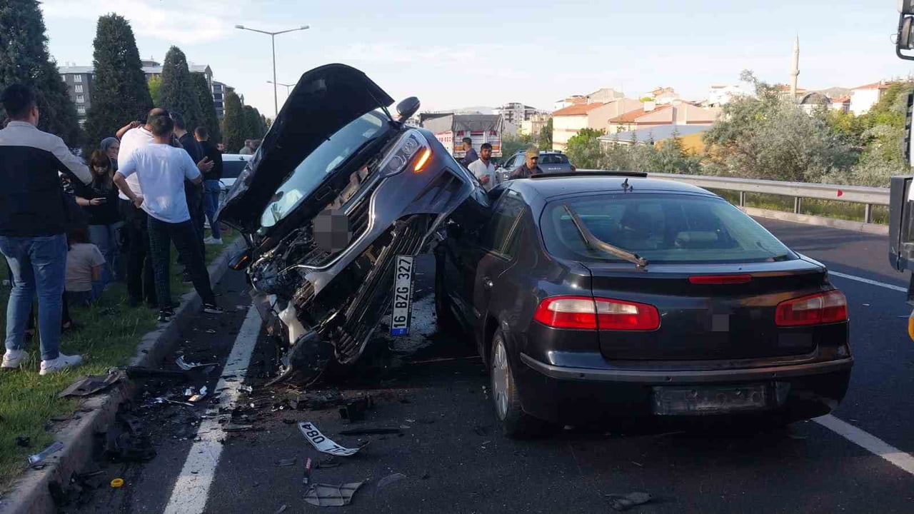 NEVŞEHİR'DE 4 ARACIN KARIŞTIĞI ZİNCİRLEME TRAFİK KAZASINDA 5 KİŞİ YARALANDI.