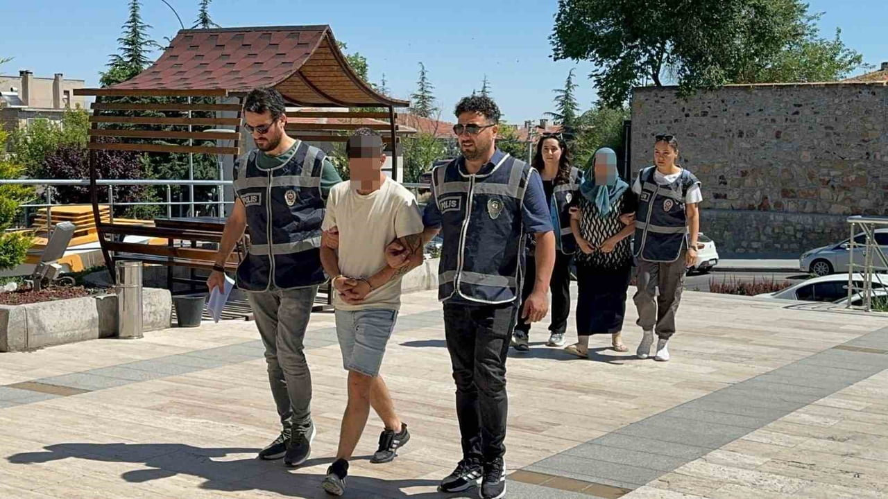 NEVŞEHİR'DE AYNI DAİRELERİ BİRDEN FAZLA KİŞİYE SATARAK ONLARCA KİŞİYİ MAĞDUR ETTİĞİ İDDİA EDİLEN...