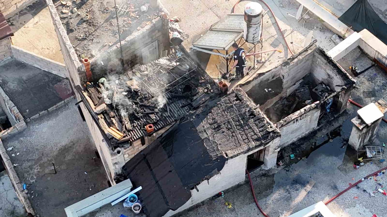 NEVŞEHİR'DE BİR APARTMANIN ÇATI KATINDA ÇIKAN YANGIN, İTFAİYE EKİPLERİNİN ZAMANINDA MÜDAHALESİYLE...
