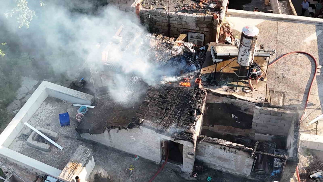 NEVŞEHİR'DE BİR APARTMANIN ÇATI KATINDA ÇIKAN YANGIN, İTFAİYE EKİPLERİNİN ZAMANINDA MÜDAHALESİYLE...