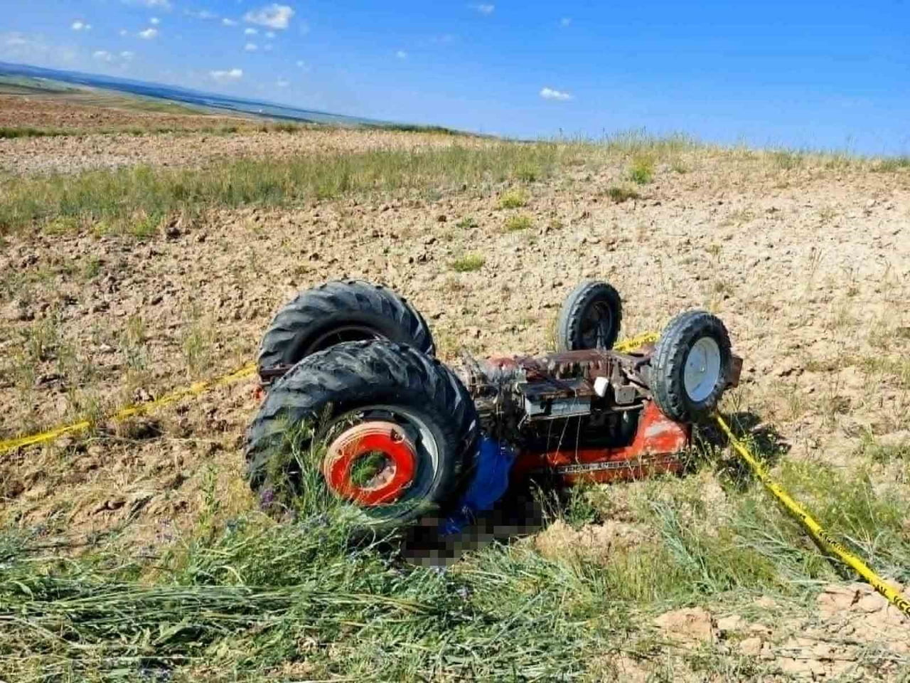 NEVŞEHİR'DE DEVRİLEN TRAKTÖRÜN ALTINDA KALAN SÜRÜCÜ HAYATINI KAYBETTİ.