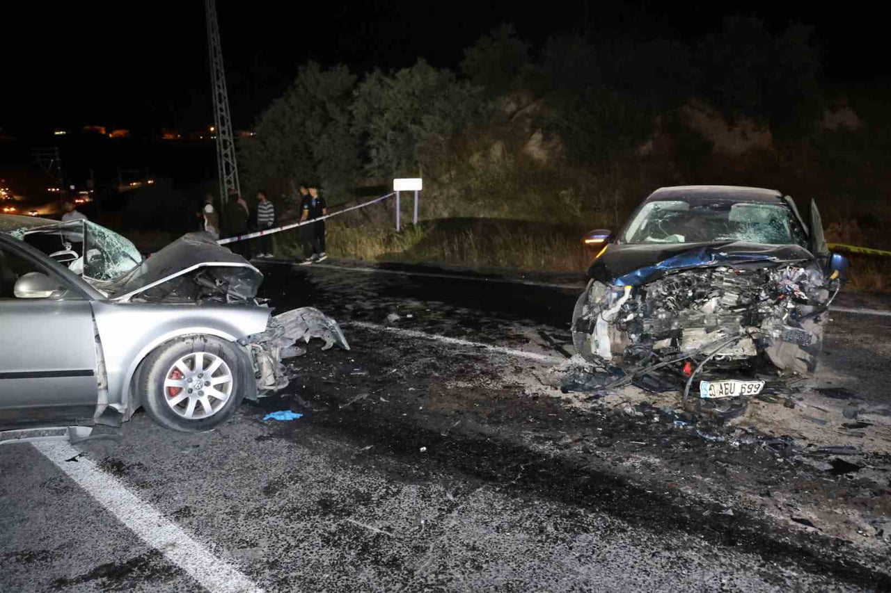 NEVŞEHİR'DE HATALI SOLLAMA YAPTIĞI VE ALKOLLÜ OLDUĞU İDDİA EDİLEN OTOMOBİLİN KARŞI ŞERİTTEN GELEN...