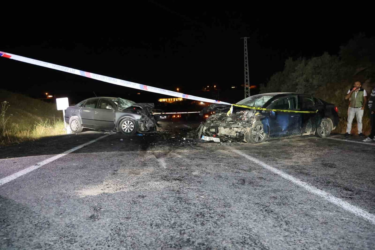 NEVŞEHİR'DE HATALI SOLLAMA YAPTIĞI VE ALKOLLÜ OLDUĞU İDDİA EDİLEN OTOMOBİLİN KARŞI ŞERİTTEN GELEN...