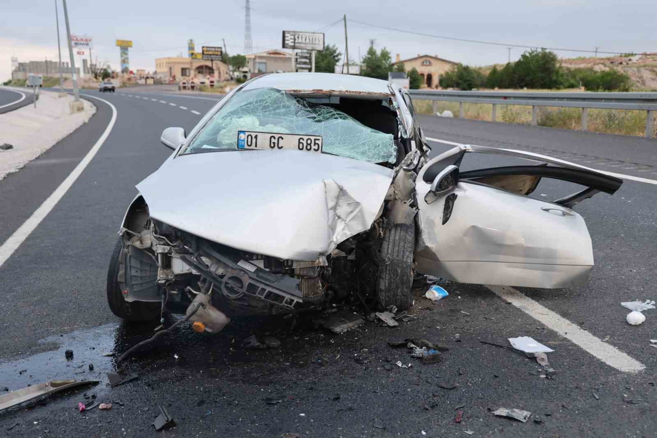 NEVŞEHİR'DE OTOMOBİLİN KONTROLDEN ÇIKARAK AYDINLATMA DİREĞİNE ÇARPMASI SONUCU MEYDANA GELEN TRAFİK...