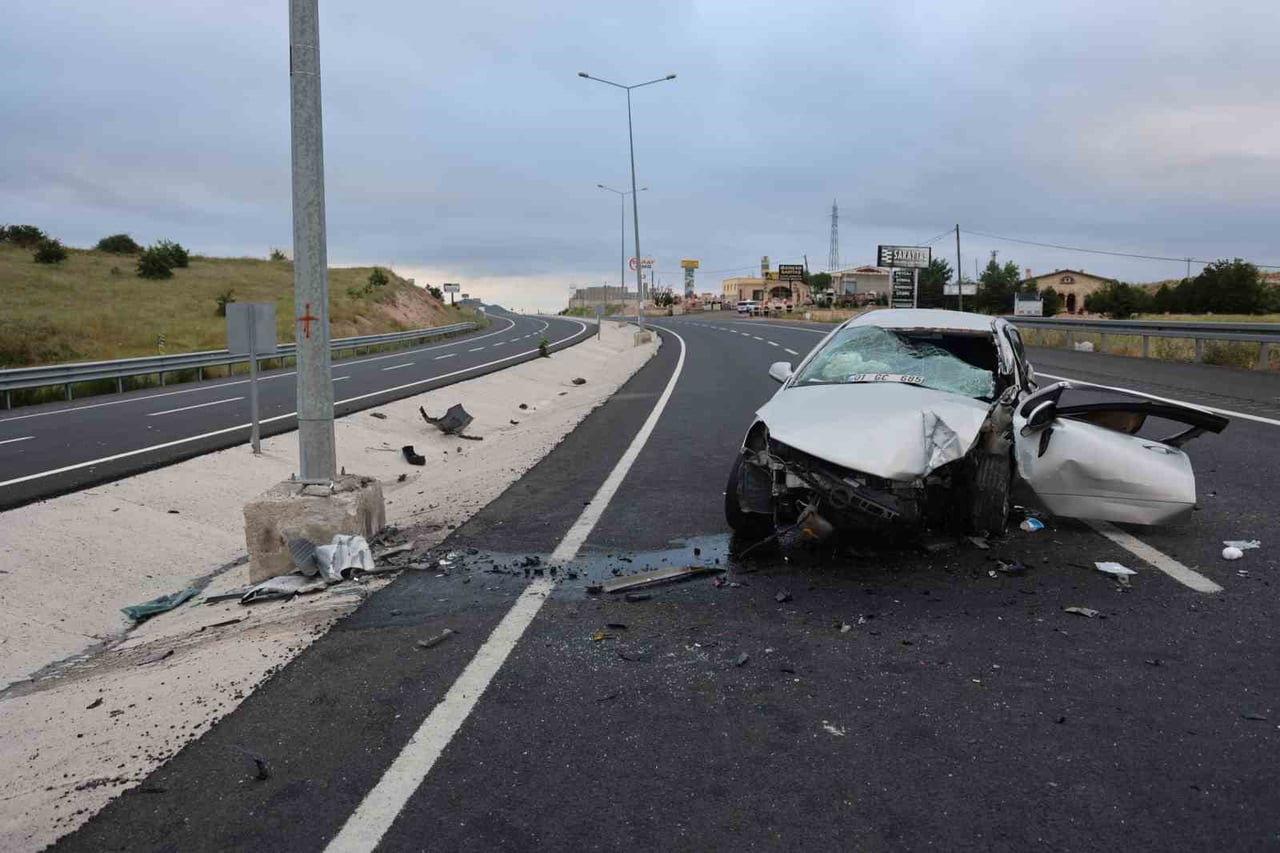 NEVŞEHİR'DE OTOMOBİLİN KONTROLDEN ÇIKARAK AYDINLATMA DİREĞİNE ÇARPMASI SONUCU MEYDANA GELEN TRAFİK...