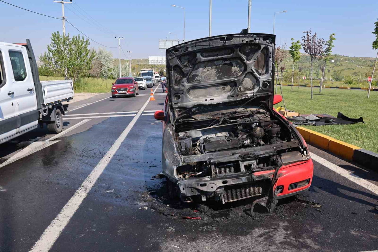 NEVŞEHİR'DE SEYİR HALİNDEKİ BİR OTOMOBİLİN MOTOR KISMINDA ÇIKAN YANGIN PANİĞE NEDEN OLDU. YANGIN...