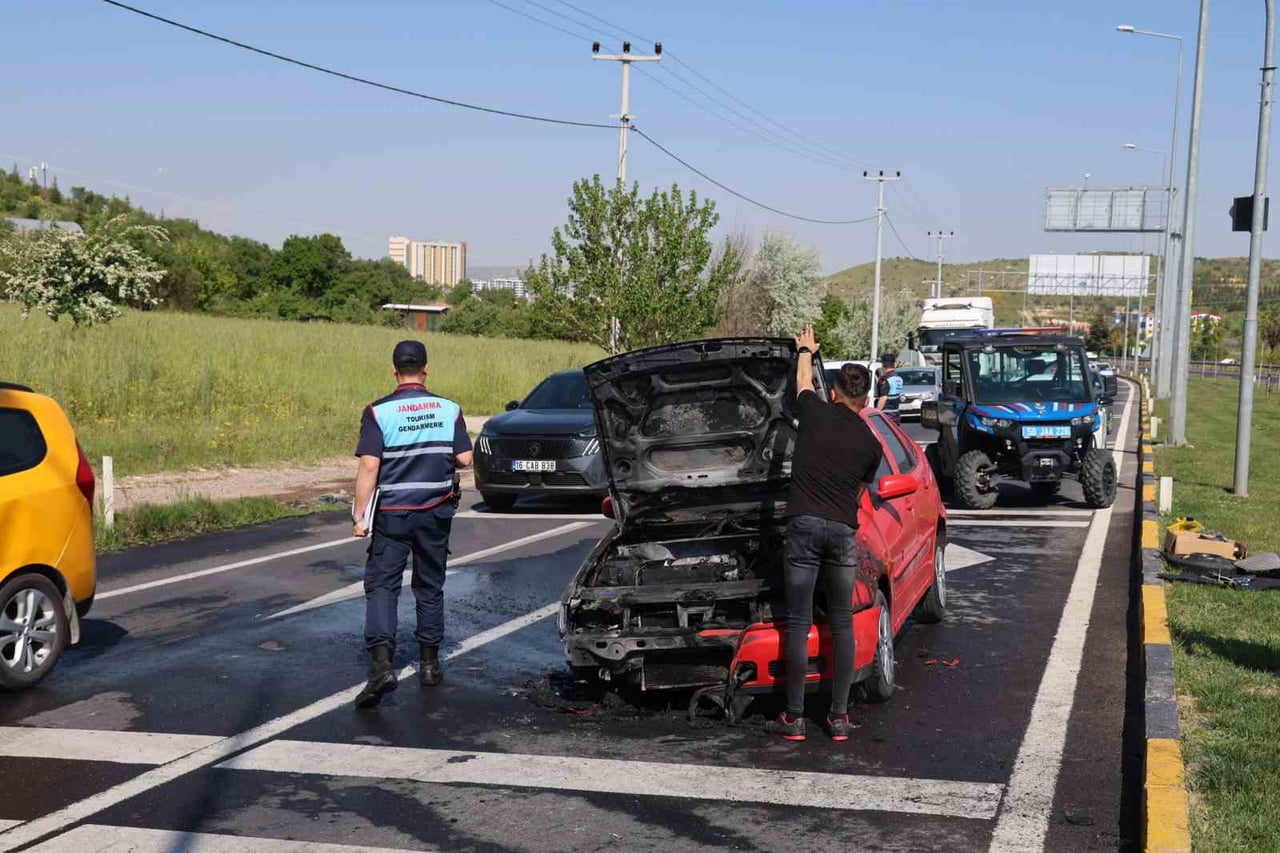 NEVŞEHİR'DE SEYİR HALİNDEKİ BİR OTOMOBİLİN MOTOR KISMINDA ÇIKAN YANGIN PANİĞE NEDEN OLDU. YANGIN...