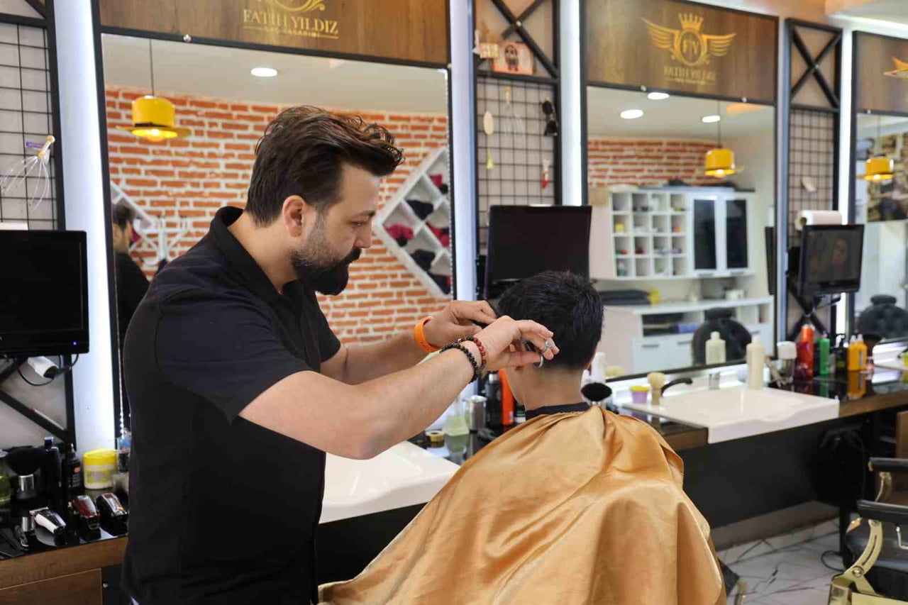 NEVŞEHİR'DE TIRAŞ OLMAK İÇİN BERBERE GELEN MÜŞTERİ, BOĞAZINA KAÇAN ERİK PARÇASI NEDENİYLE NEFES...