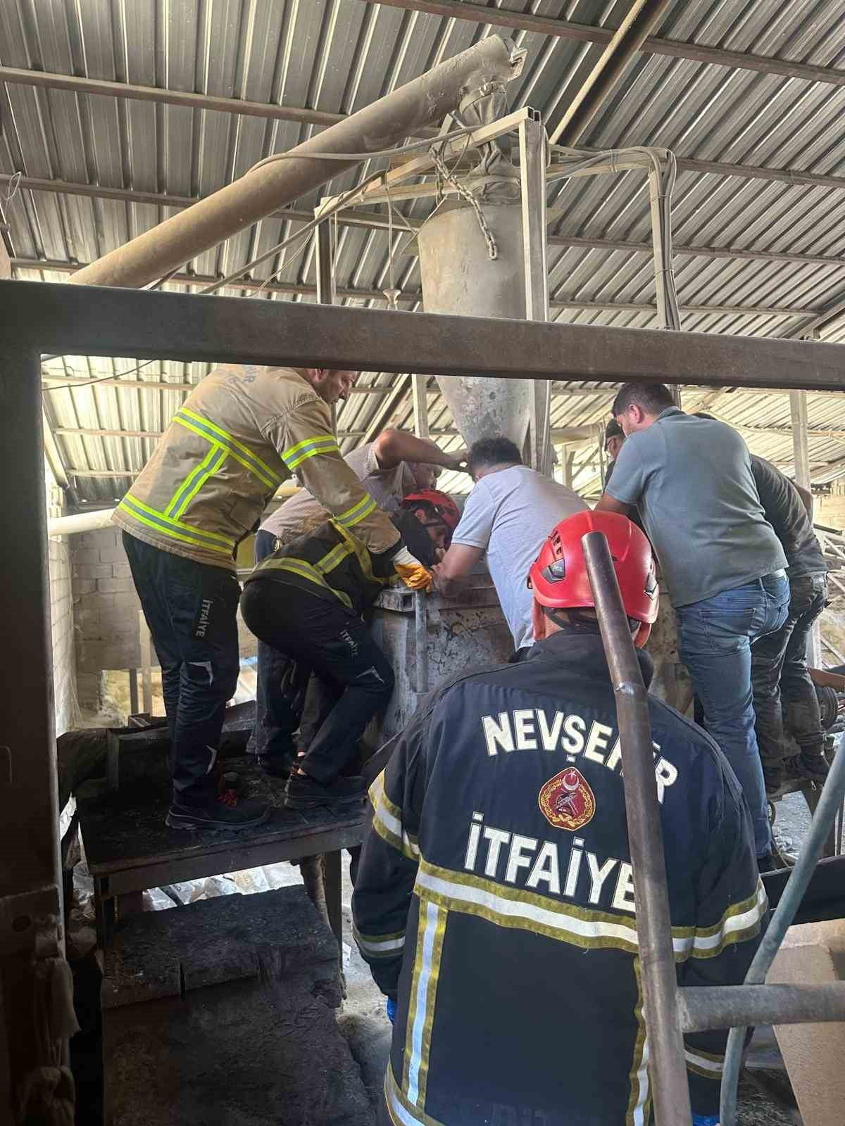 NEVŞEHİR'İN GÜLŞEHİR İLÇESİNDE KİLİTLİ PARKE ÜRETİMİ YAPILAN BİR FABRİKADA HARÇ KARMA MAKİNASINA...