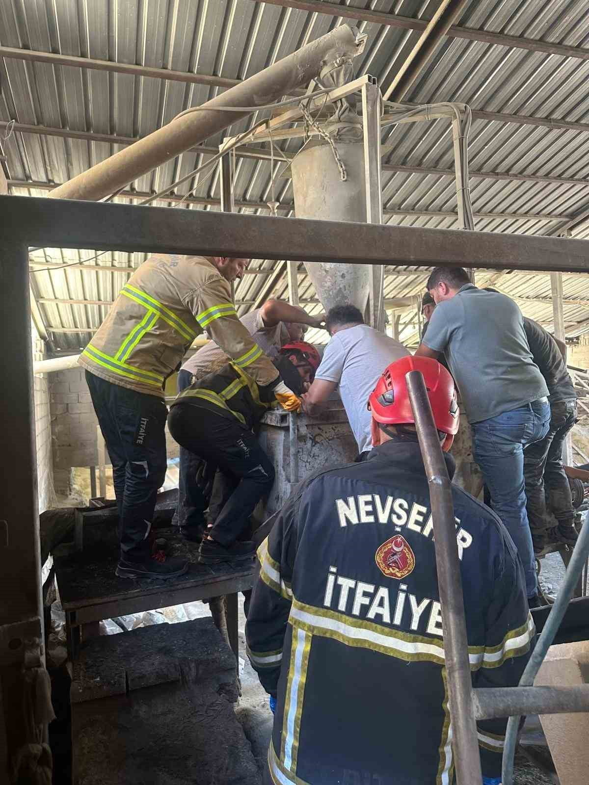 NEVŞEHİR'İN GÜLŞEHİR İLÇESİNDEKİ BİMS FABRİKASINDA HARÇ KARMA MAKİNASINA SIKIŞARAK AĞIR YARALANAN...