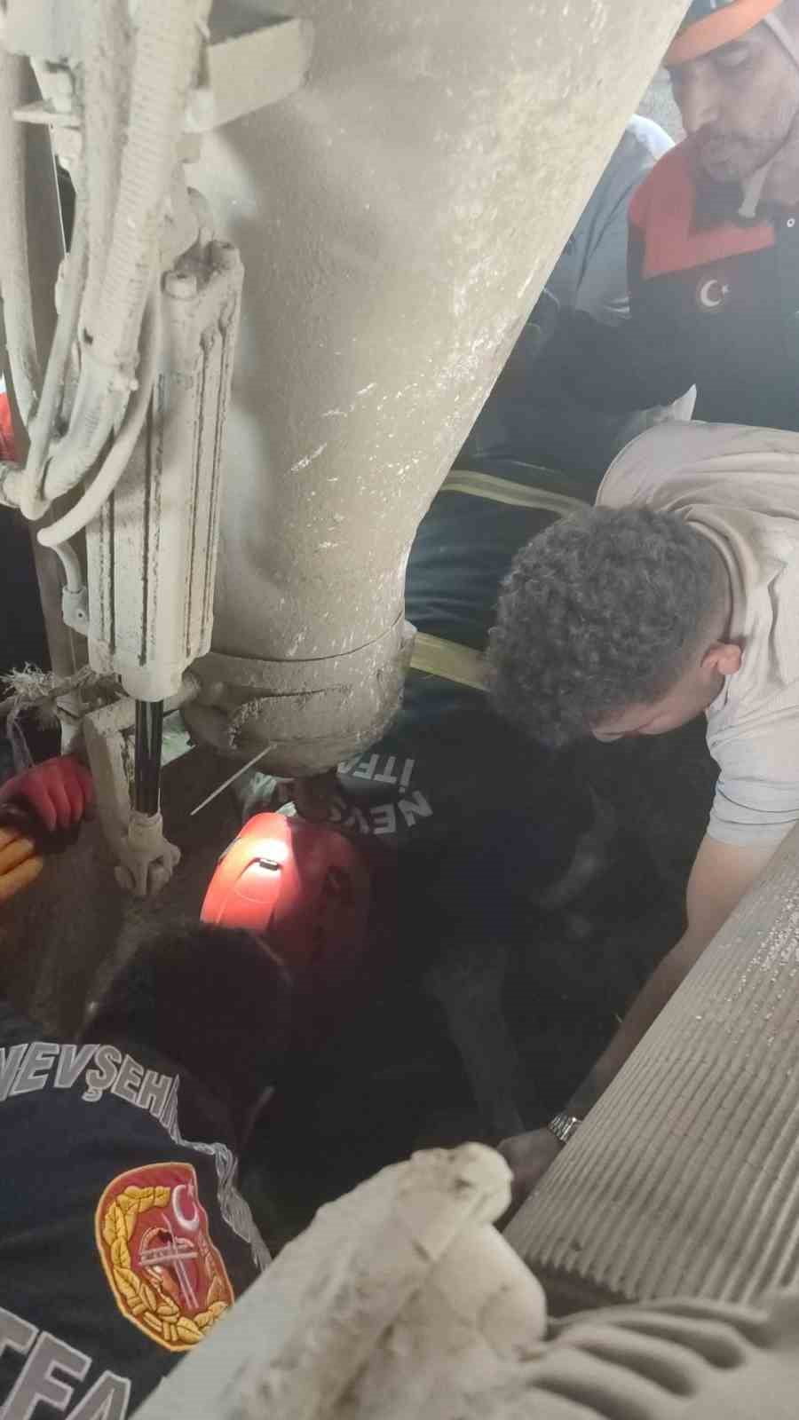 NEVŞEHİR'İN GÜLŞEHİR İLÇESİNDEKİ BİMS FABRİKASINDA HARÇ KARMA MAKİNASINA SIKIŞARAK AĞIR YARALANAN...