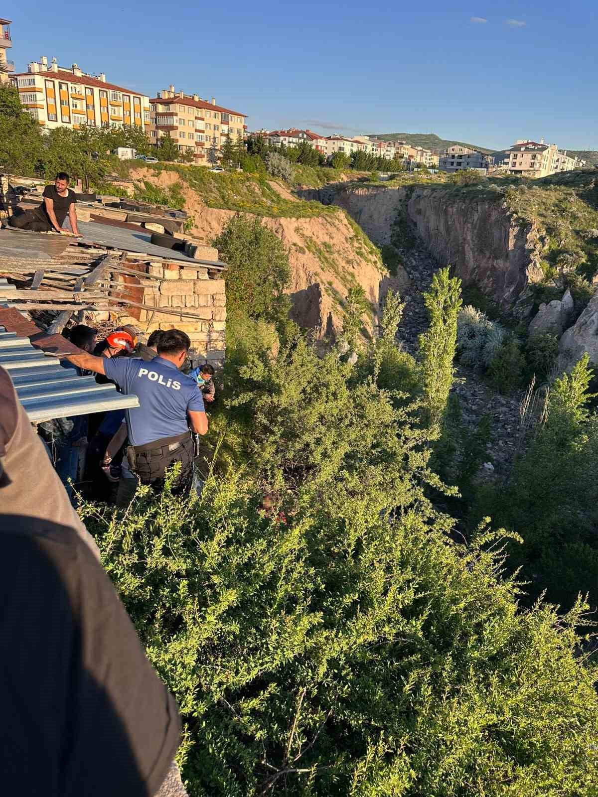 NEVŞEHİR’DE ARAÇTAN İNEREK, BABASINDAN KAÇAN ZİHİNSEL ENGELLİ ŞAHIS DÜŞTÜĞÜ DEREDEKİ AĞAÇTA ASILI...
