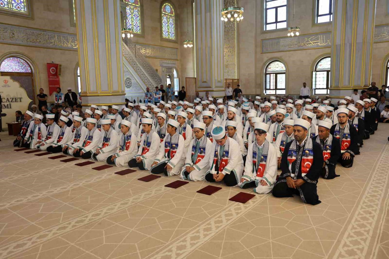 NEVŞEHİR’DE HAFIZLIK EĞİTİMİNİ TAMAMLAYAN 207 ÖĞRENCİ, DÜZENLENEN TÖRENLE İCAZET BELGELERİNİ...