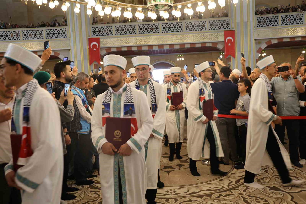 NEVŞEHİR’DE HAFIZLIK EĞİTİMİNİ TAMAMLAYAN 207 ÖĞRENCİ, DÜZENLENEN TÖRENLE İCAZET BELGELERİNİ...