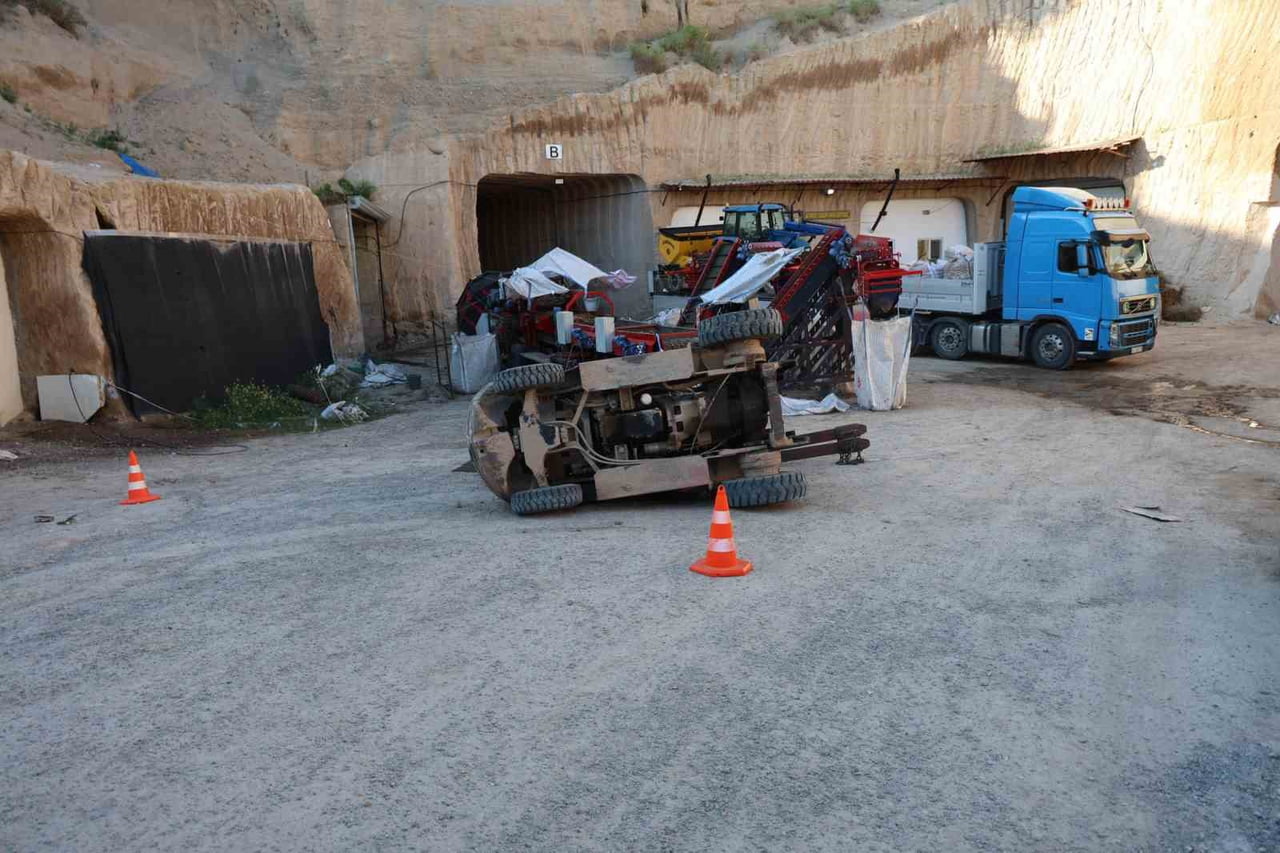 NEVŞEHİR’DE KONTROLDEN ÇIKARAK DEVRİLEN FORKLİFTİN ALTINDA KALAN 18 YAŞINDAKİ SÜRÜCÜ YAŞAMINI...