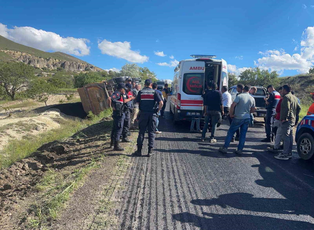 NEVŞEHİR’İN ÜRGÜP İLÇESİNDE ASFALT ÇALIŞMASI SIRASINDA KONTROLDEN ÇIKARAK ŞARAMPOLE DEVRİLEN...