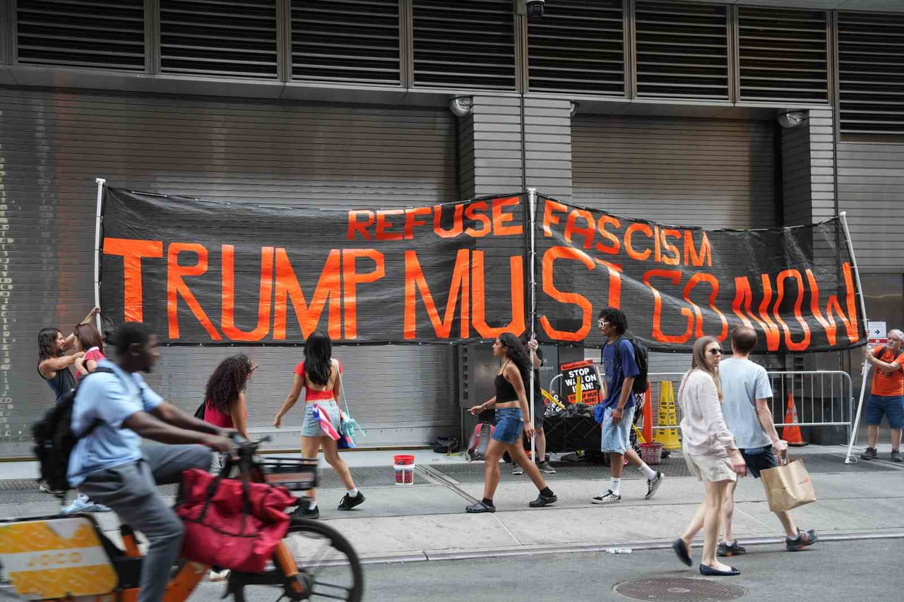 NEW YORK'TA TRUMP'IN DOĞUM GÜNÜNDE PROTESTO KONSERİ
