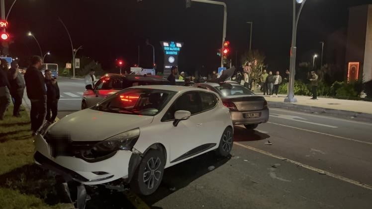 NİĞDE'DE 5 ARACIN KARIŞTIĞI ZİNCİRLEME KAZA: 2 YARALI