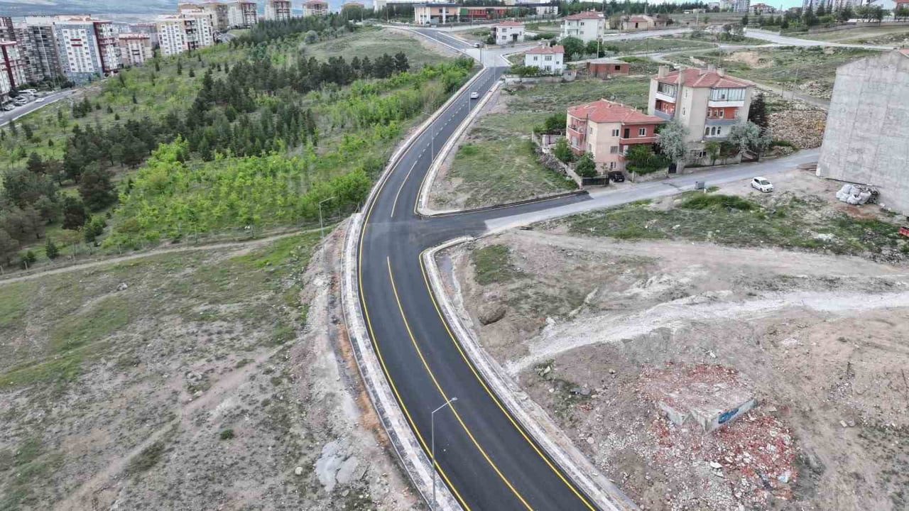 NİĞDE'DE ALTYAPISI TAMAMLANAN YOLLAR SICAK ASFALTLA YENİLENİYOR