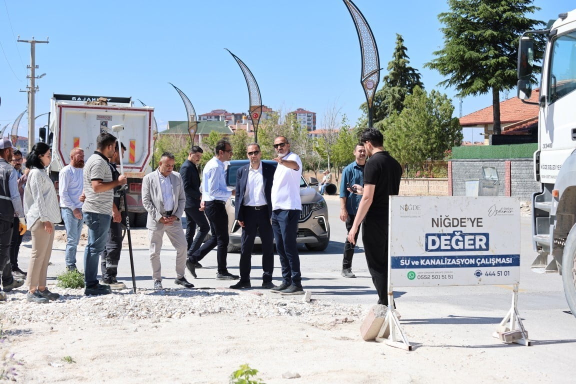 NİĞDE'DE ALTYAPISI TAMAMLANAN YOLLAR SICAK ASFALTLA YENİLENİYOR