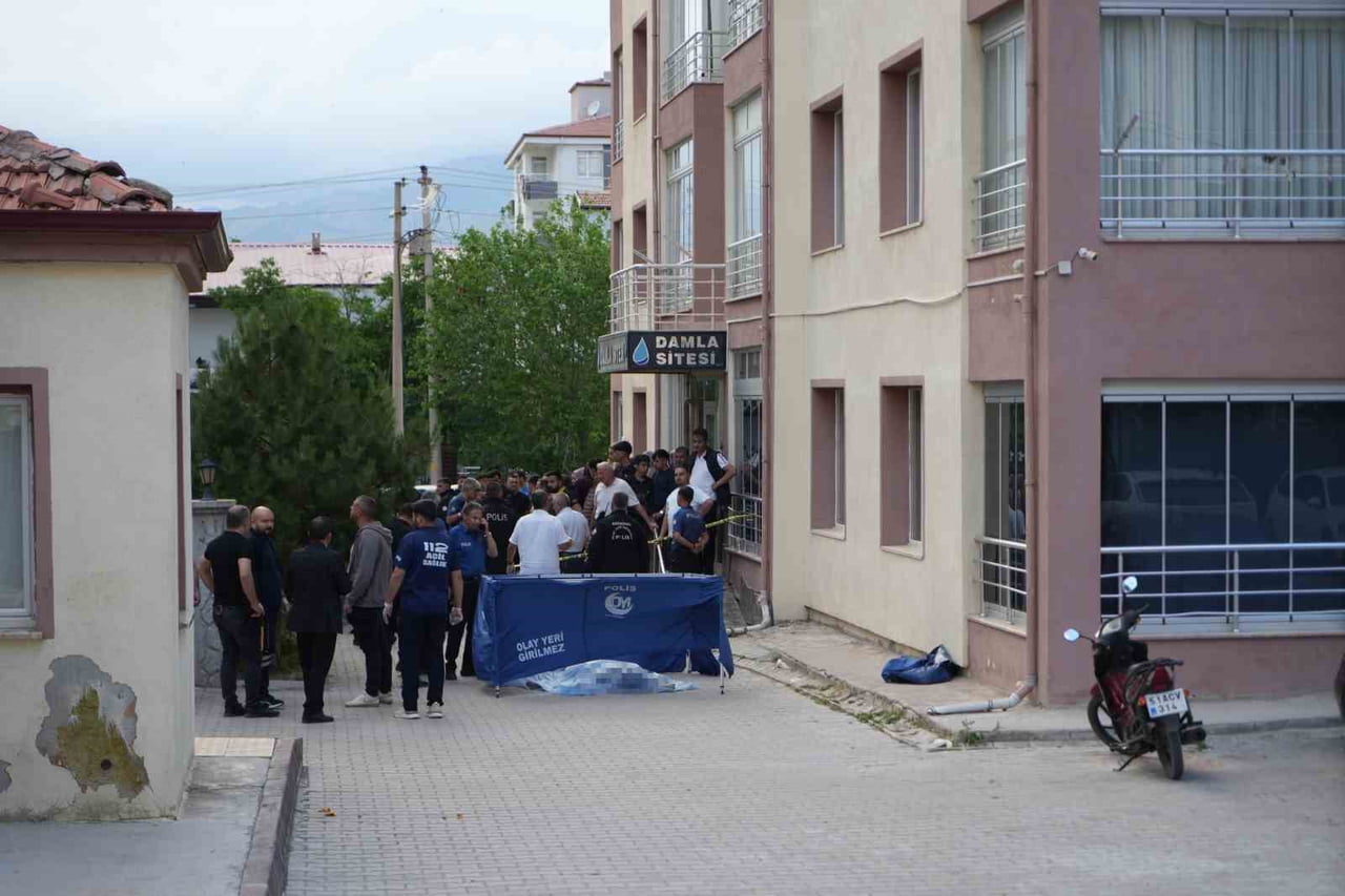 NİĞDE'DE BİR APARTMANIN 10. KATINDAN DÜŞEN 20 YAŞINDAKİ GENÇ YAŞAMINI YİTİRDİ.