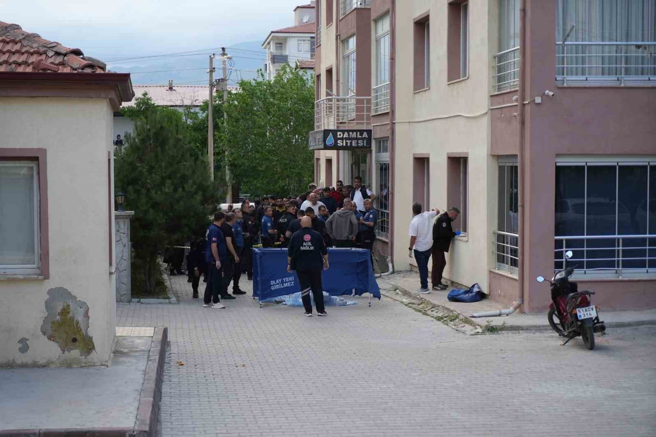 NİĞDE'DE BİR APARTMANIN 10. KATINDAN DÜŞEN 20 YAŞINDAKİ GENÇ YAŞAMINI YİTİRDİ.