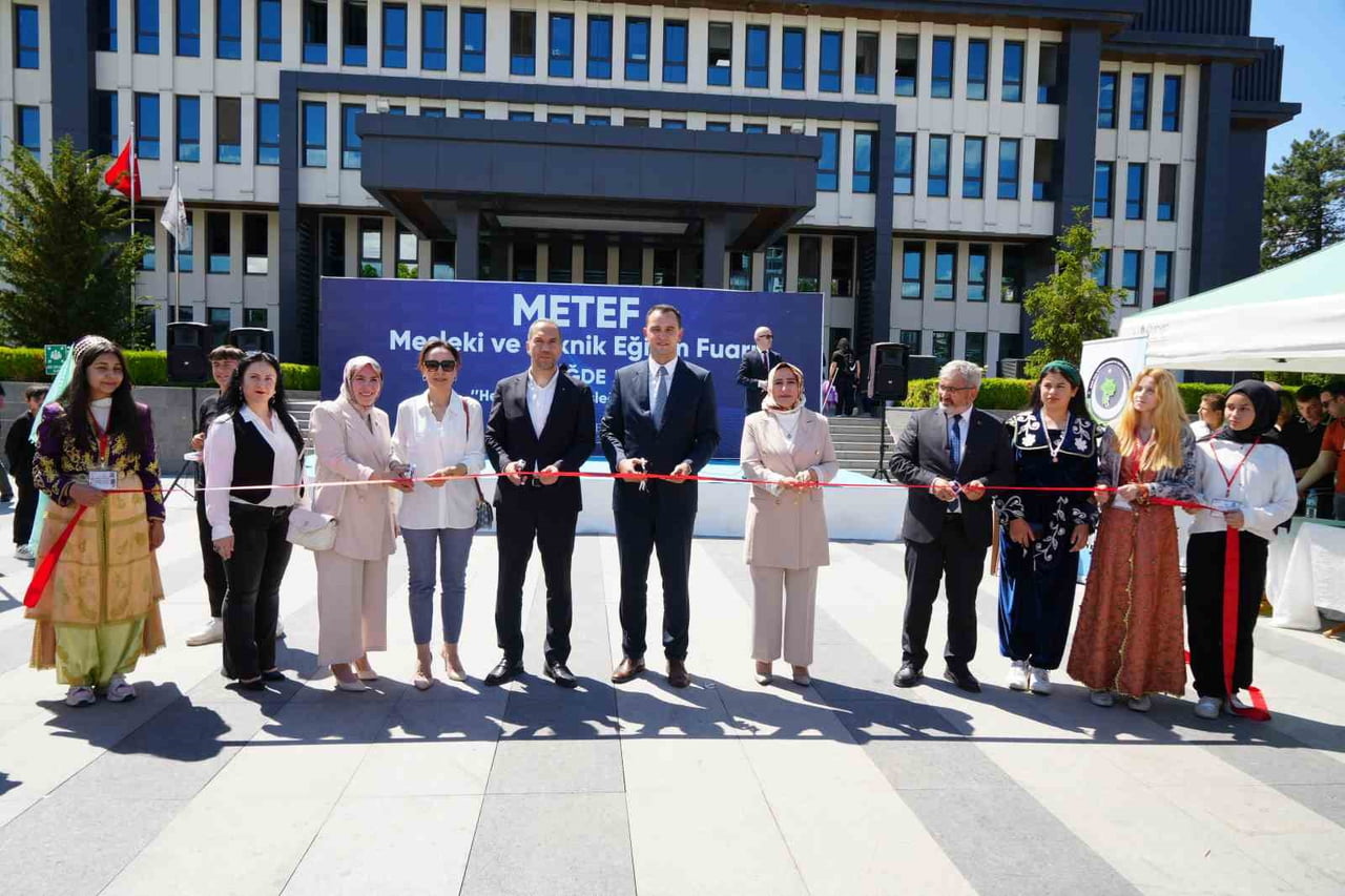 NİĞDE'DE MESLEKİ VE TEKNİK EĞİTİMİN TANITILMASI, ÖĞRENCİLERİN YETENEKLERİNE UYGUN ALANLARA...