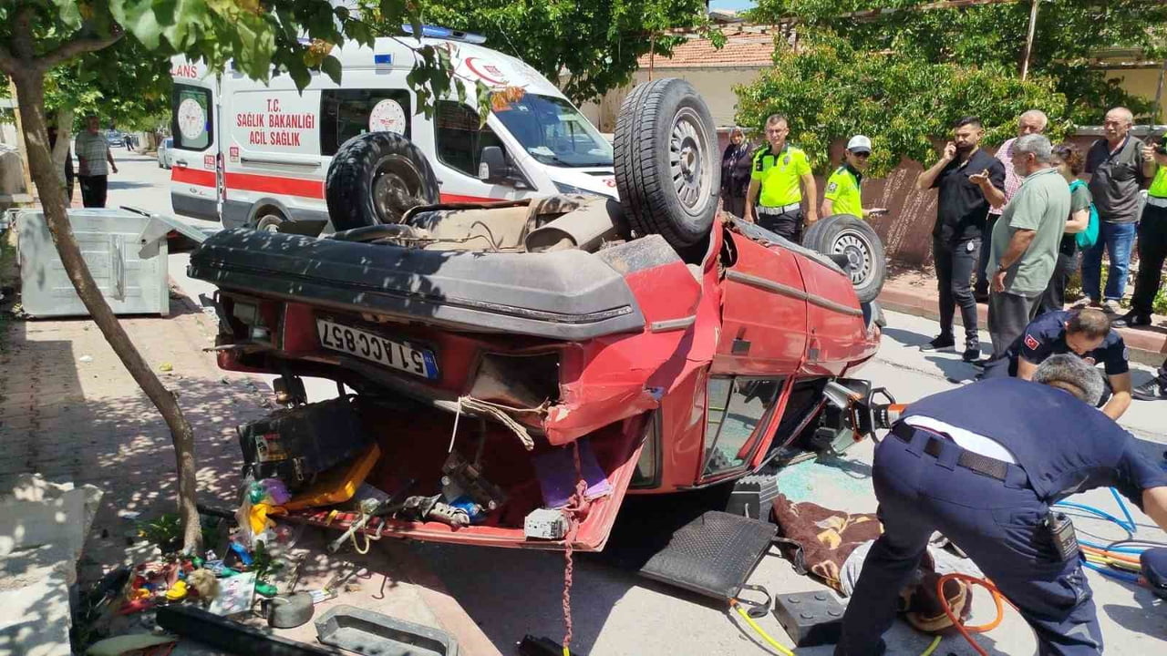 NİĞDE'DE MEYDANA GELEN TRAFİK KAZASINDA, OTOMOBİL KONTROLDEN ÇIKARAK TERS DÖNDÜ.