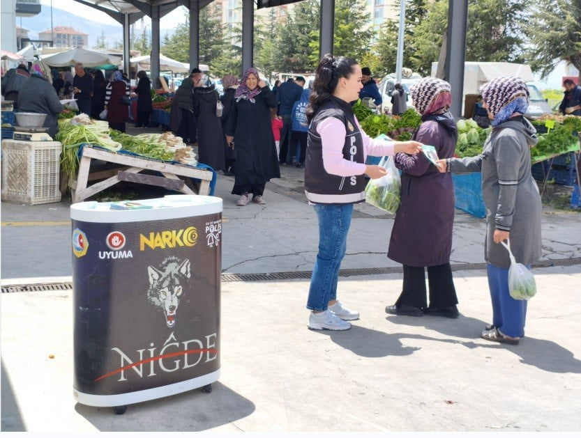 NİĞDE'DE UYUŞTURUCUYLA MÜCADELE KAPSAMINDA 1406 VATANDAŞA BİLGİLENDİRME