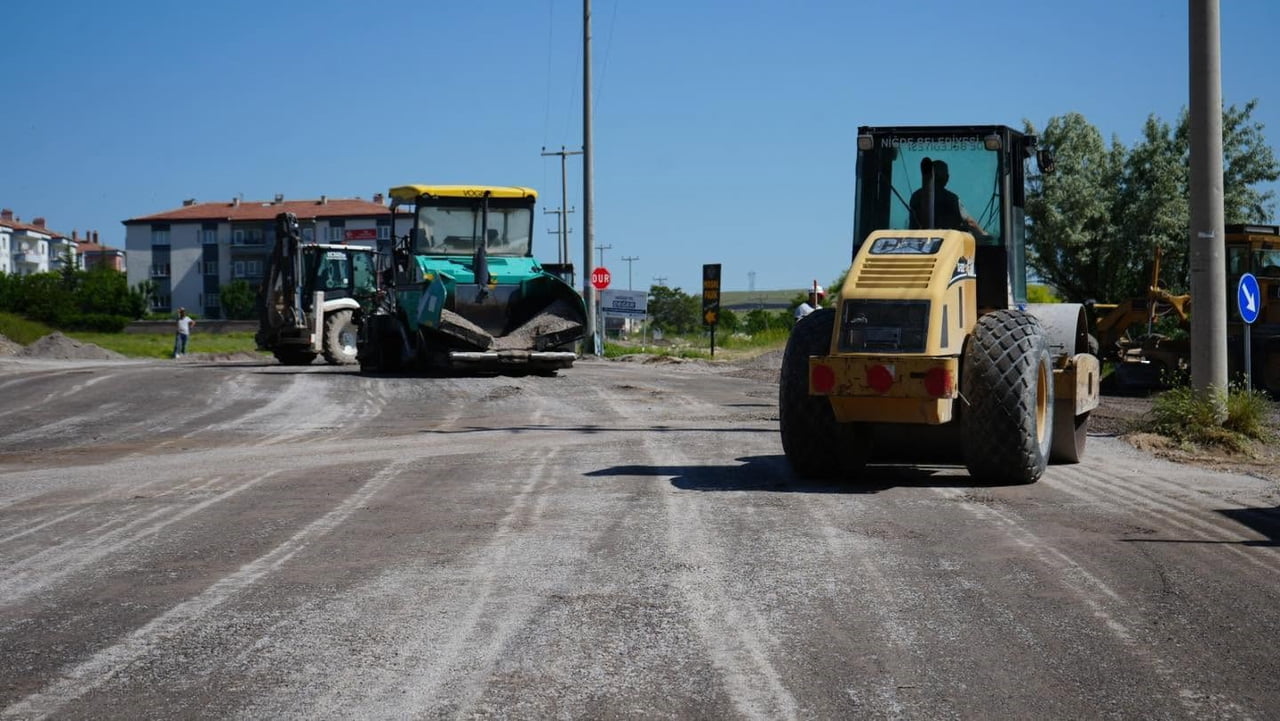 NİĞDE BELEDİYESİ’NDEN KENT GENELİNDE YOL VE ALTYAPI SEFERBERLİĞİ