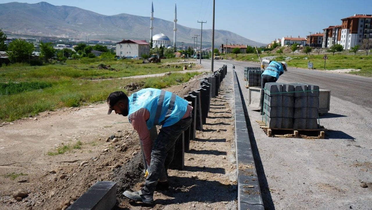 NİĞDE BELEDİYESİ’NDEN KENT GENELİNDE YOL VE ALTYAPI SEFERBERLİĞİ