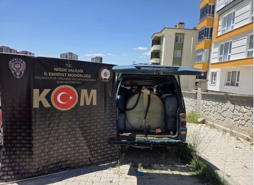 NİĞDE’DE DÜZENLENEN OPERASYONDA ÇOK SAYIDA KAÇAK ÜRÜN ELE GEÇİRİLDİ