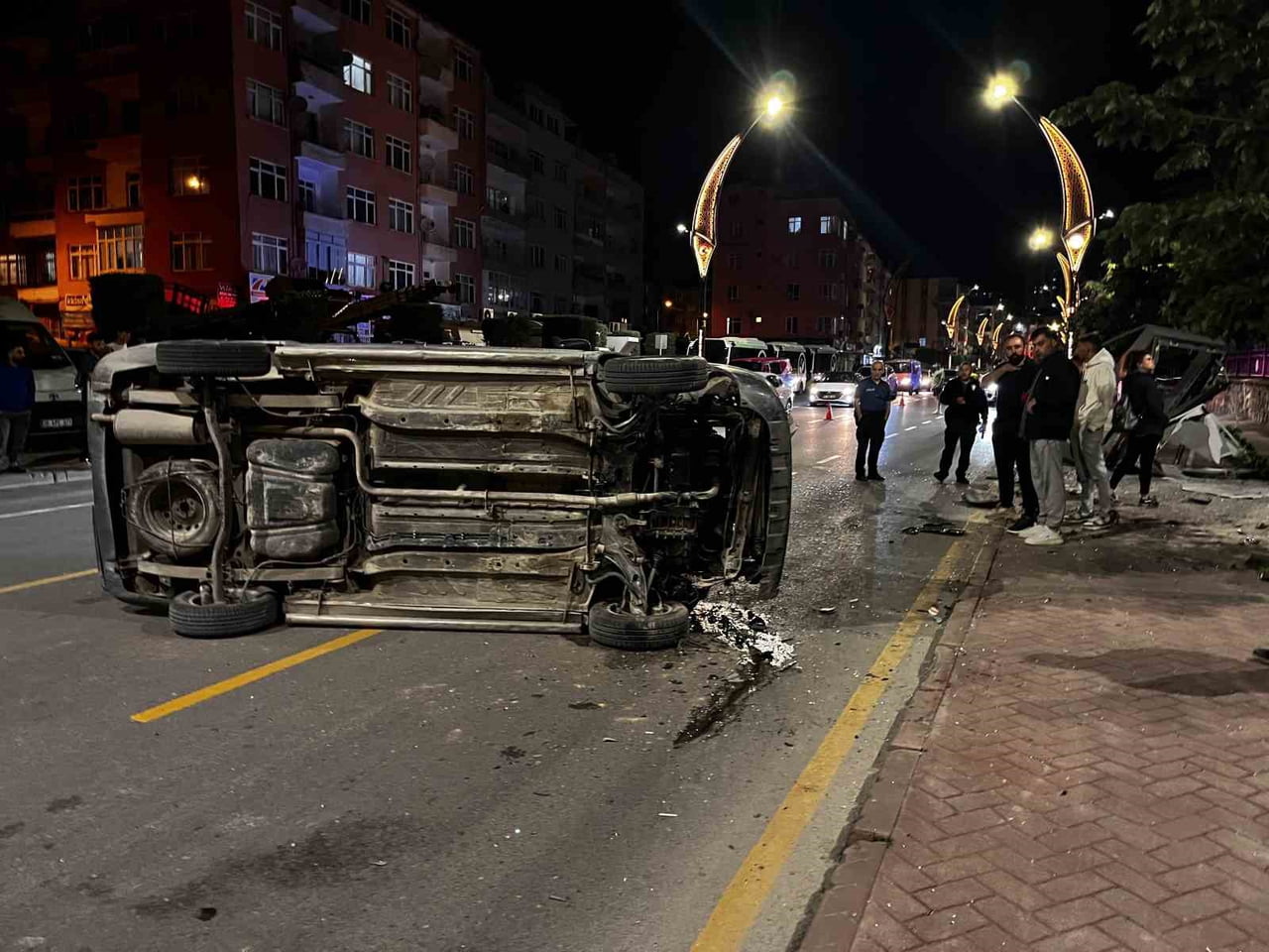 NİĞDE’DE KONTROLDEN ÇIKAN ARAÇ YAN YATTI 2 KİŞİ YARALANDI