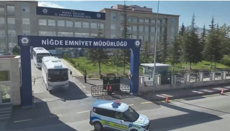 NİĞDE’DE UYUŞTURUCU HÜKÜMLÜSÜ 2 FİRARİ YAKALANDI