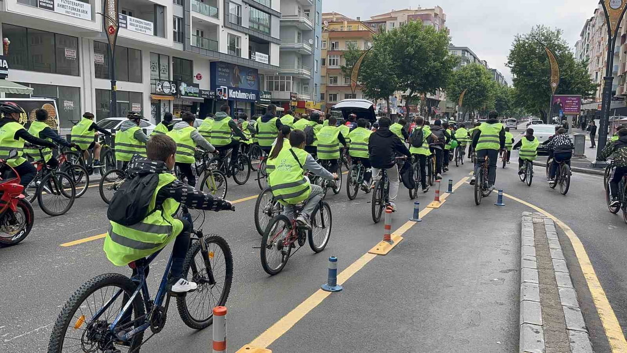 NİĞDE’DE YÜZLERCE BİSİKLET TUTKUNU SAĞLIKLI YAŞAM İÇİN PEDAL ÇEVİRDİ