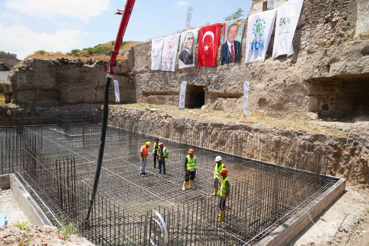 NİĞDE KALE VE ÇEVRESİ YENİLEME PROJESİ’NDE İLK HARÇ DÖKÜLDÜ