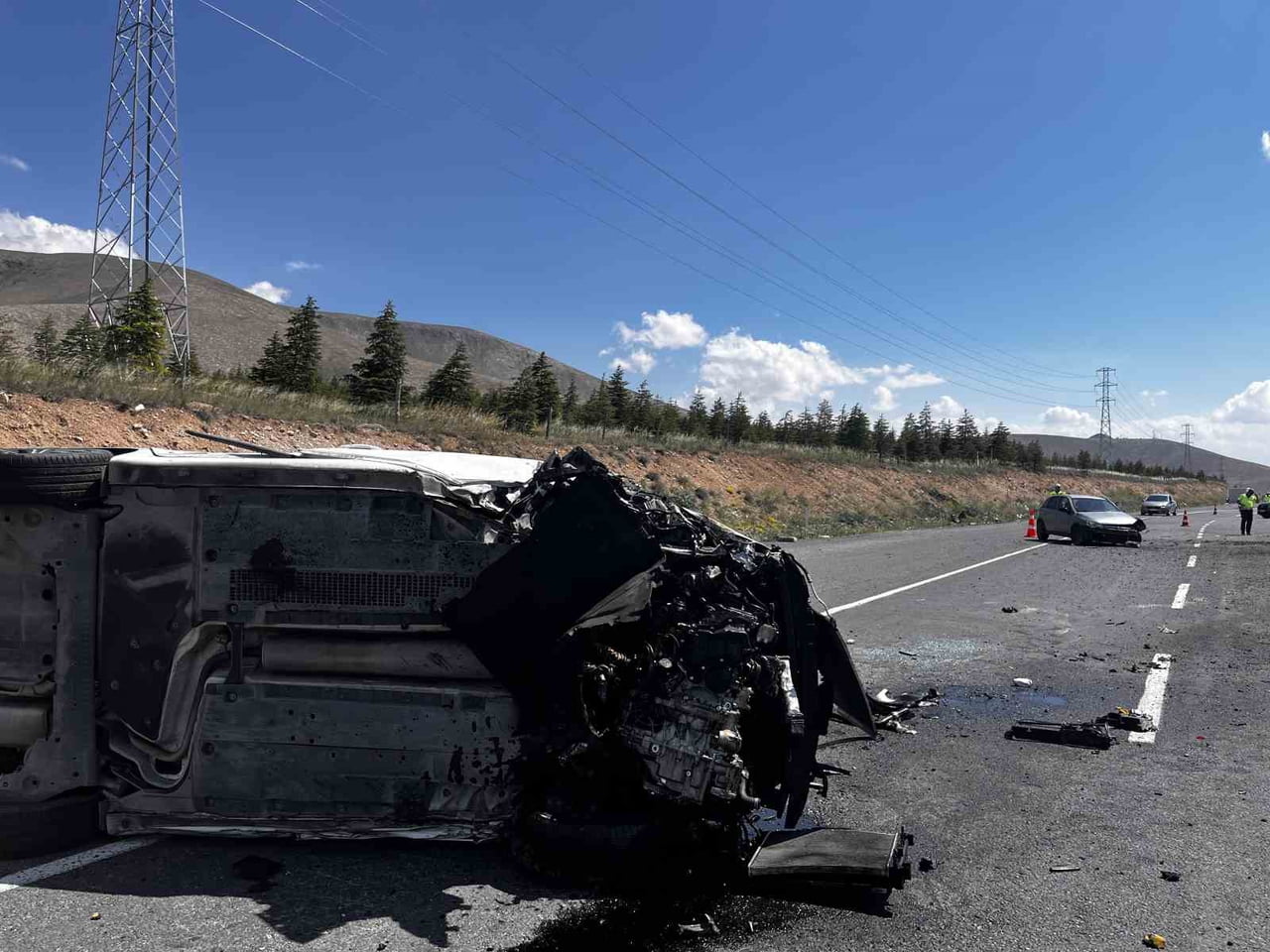 NİĞDE-KAYSERİ KARAYOLUNDA İKİ OTOMOBİLİN ÇARPIŞMASI SONUCU MEYDANA GELEN KAZADA 4 KİŞİ...