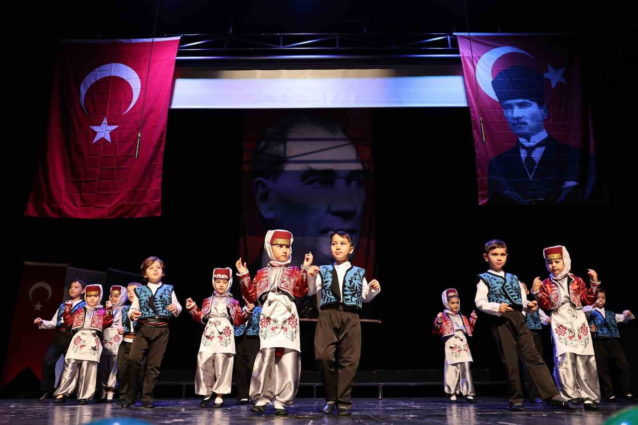 NİLÜFER BELEDİYESİ BÜNYESİNDEKİ KREŞLERDE EĞİTİM GÖREN ÇOCUKLAR, DÜZENLENEN YIL SONU GÖSTERİSİYLE...