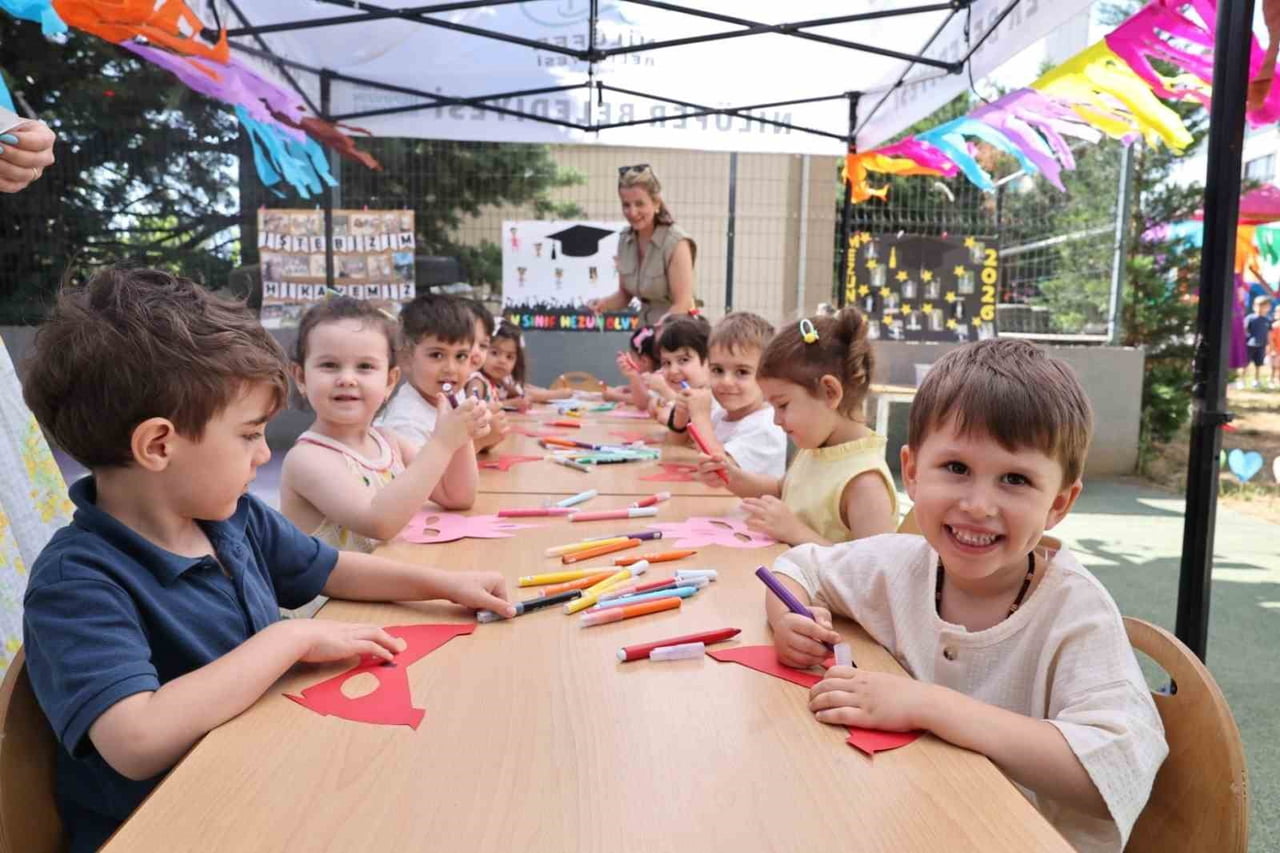 NİLÜFER BELEDİYESİ’NİN KREŞLERİNDE EĞİTİM ALAN MİNİK ÖĞRENCİLER KARNE SEVİNCİ YAŞADI. KARNE...