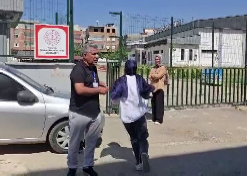 NİZİP İLÇESİNDE BİR ADAY, KOŞARAK GELDİĞİ SINAV MERKEZİNE SON ANDA YETİŞTİ.