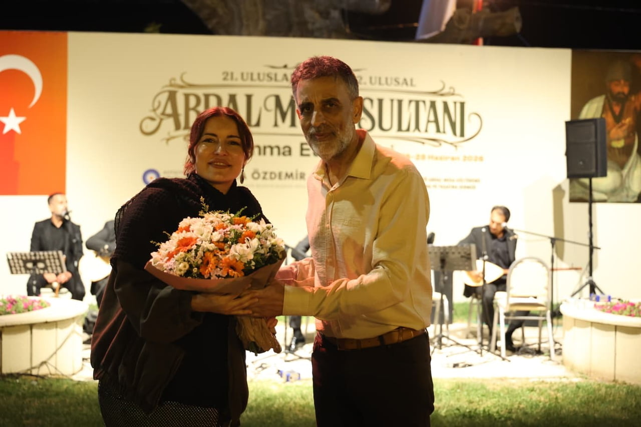 NTALYA BÜYÜKŞEHİR BELEDİYESİ KÜLTÜR ŞUBE MÜDÜRÜ ORHAN ATEŞ, SANATÇILARA TEŞEKKÜR EDEREK ÇİÇEK...