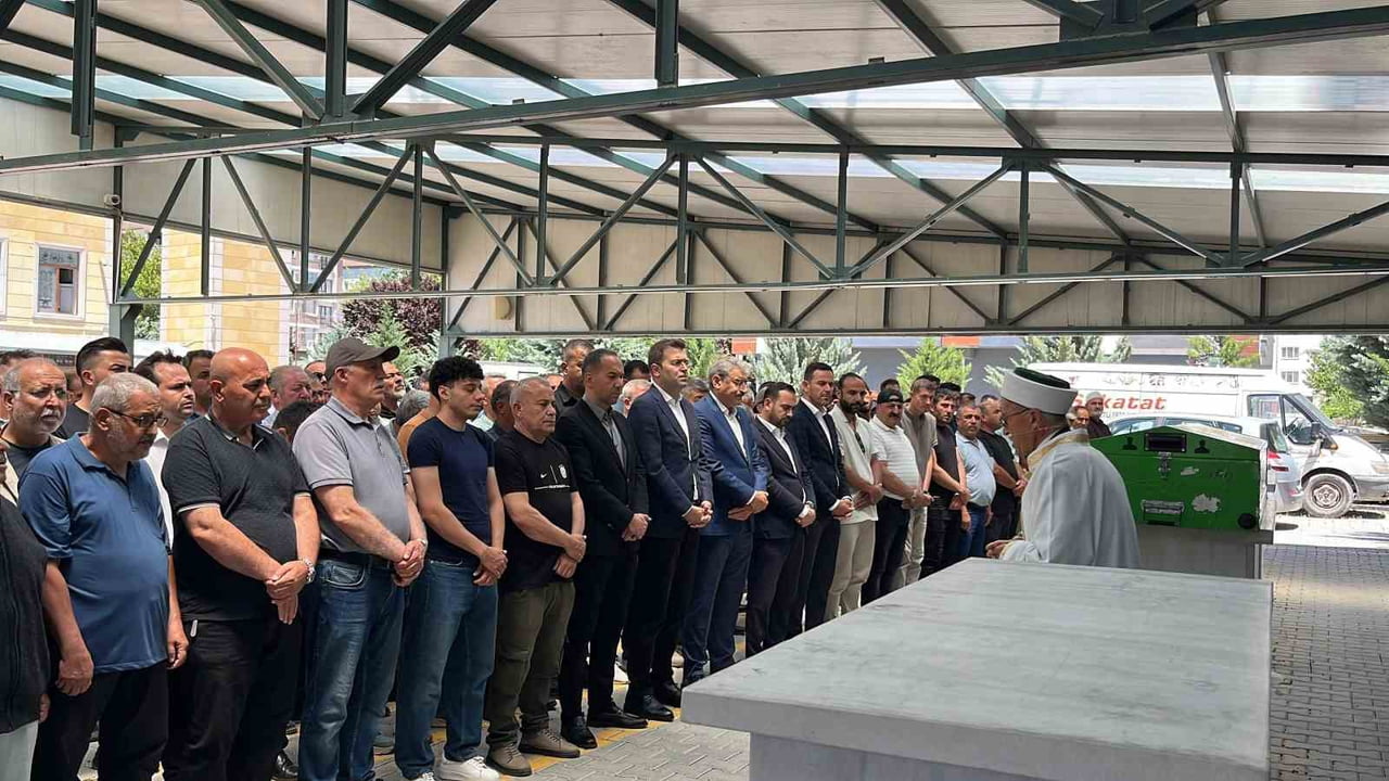 NURİ ÖZKAN (52) İÇİN FATİH SULTAN MEHMET CAMİİ'NDE ÖĞLE NAMAZINI MÜTEAKİP CENAZE NAMAZI...