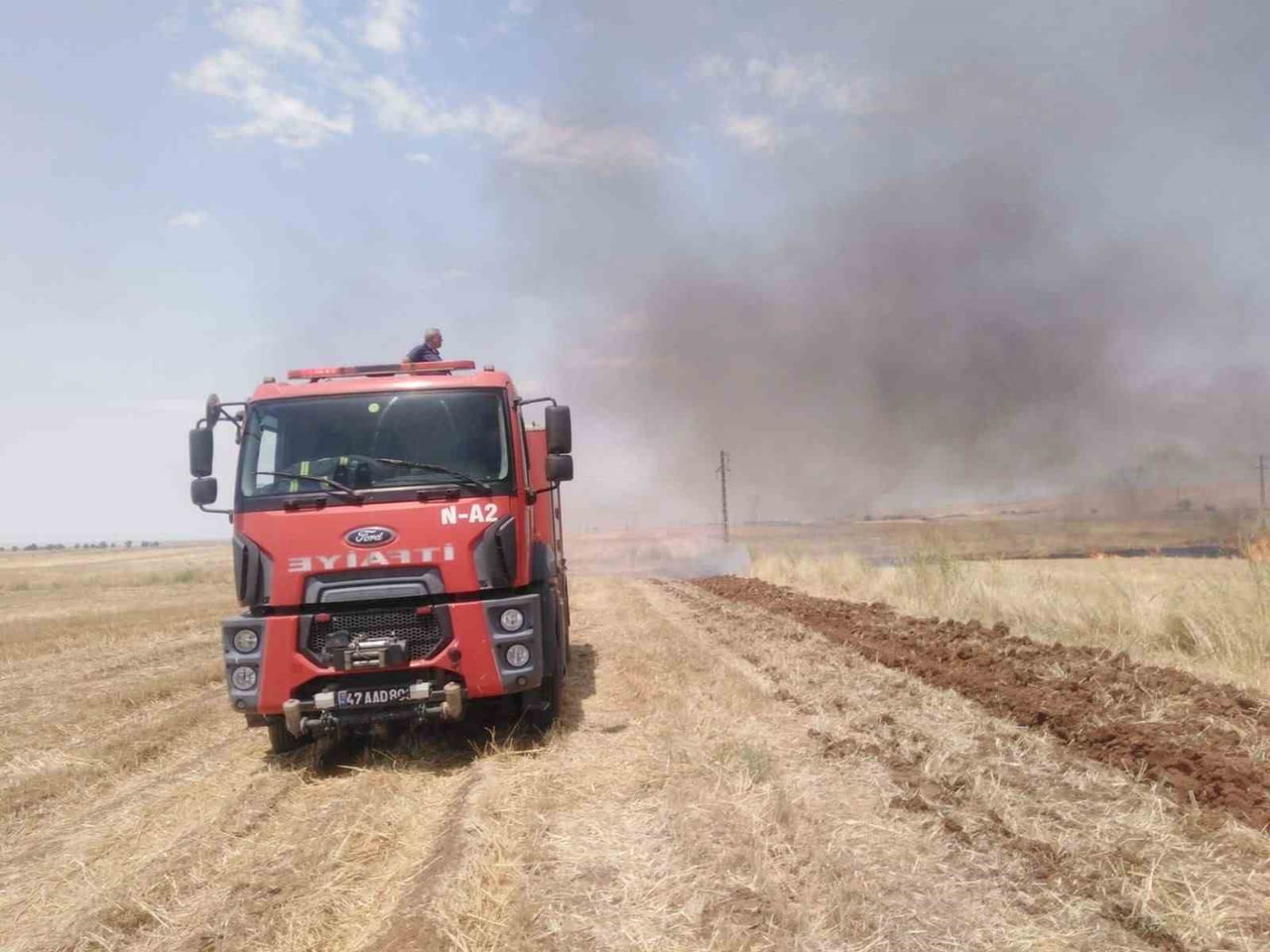 NUSAYBİN İLÇESİNDE ÇIKAN ANIZ YANGINI, İTFAİYE EKİPLERİNİN MÜDAHALESİYLE SÖNDÜRÜLDÜ.