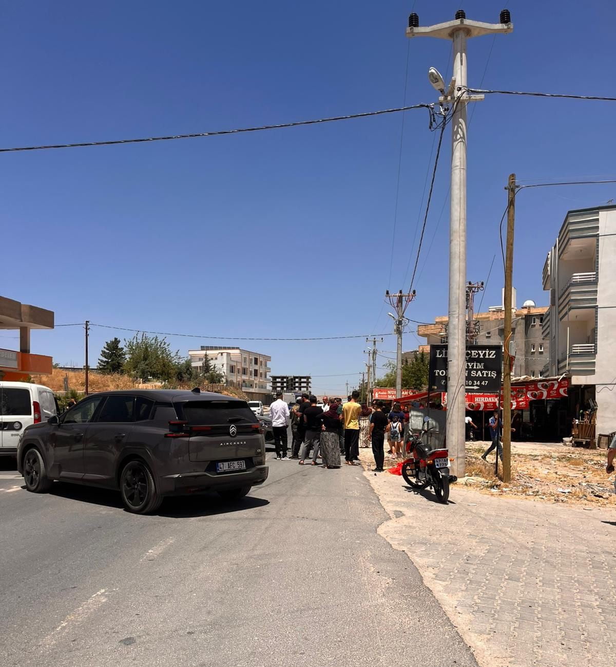NUSAYBİN İLÇESİNDE OTOMOBİL İLE MOTOSİKLETİN ÇARPIŞMASI SONUCU 1 KİŞİ YARALANDI.