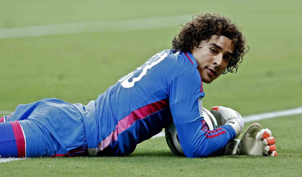 OCHOA, MEKSİKA MİLLİ FUTBOL TAKIMI FORMASIYLA TOPLAM 153 MAÇTA GÖREV YAPTI. DENEYİMLİ FİLE...