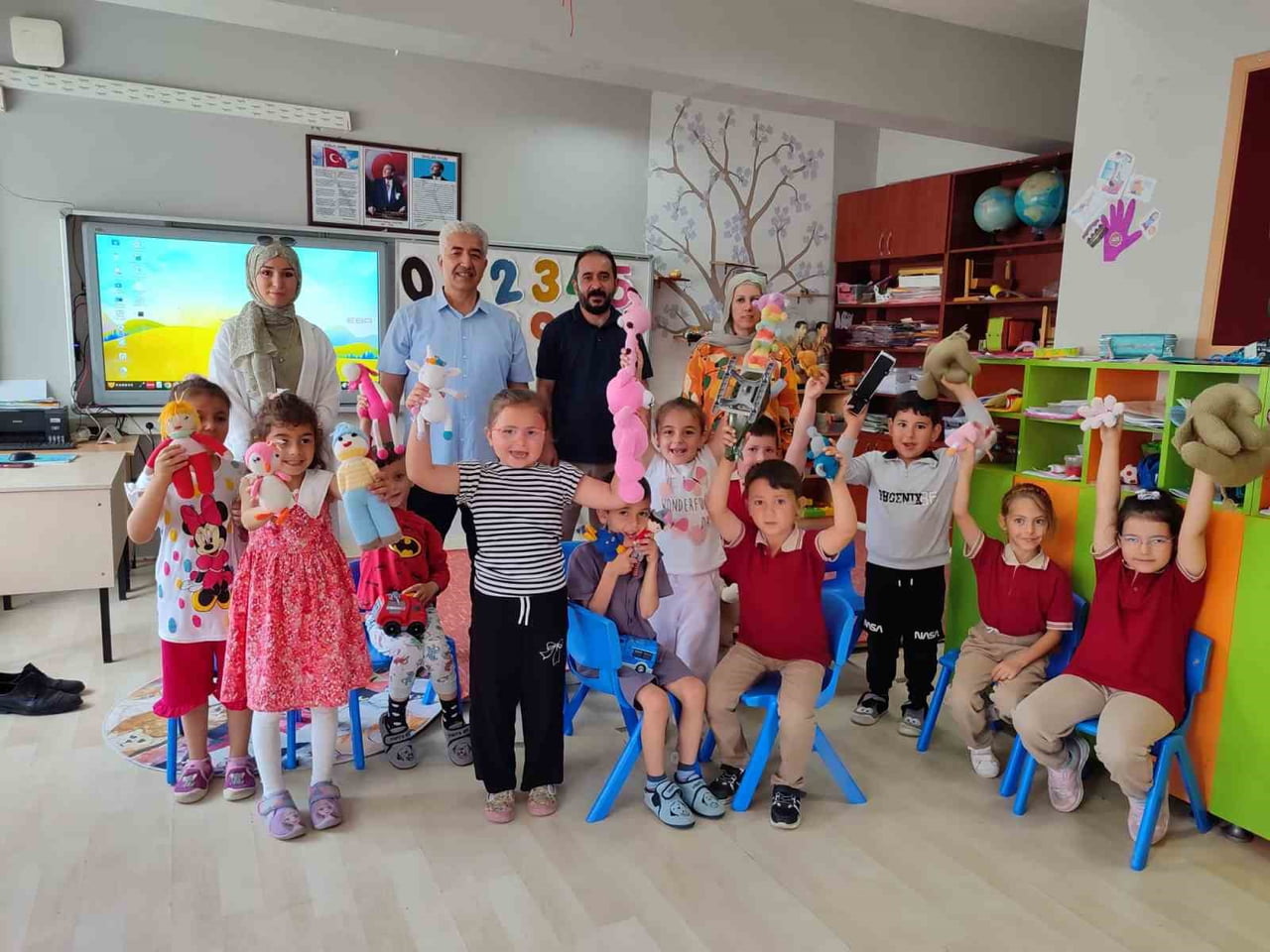 ÖĞRENCİ, VELİ VE ÖĞRETMEN İŞ BİRLİĞİYLE ATIK İPLER RENGÂRENK OYUNCAKLARA DÖNÜŞTÜ