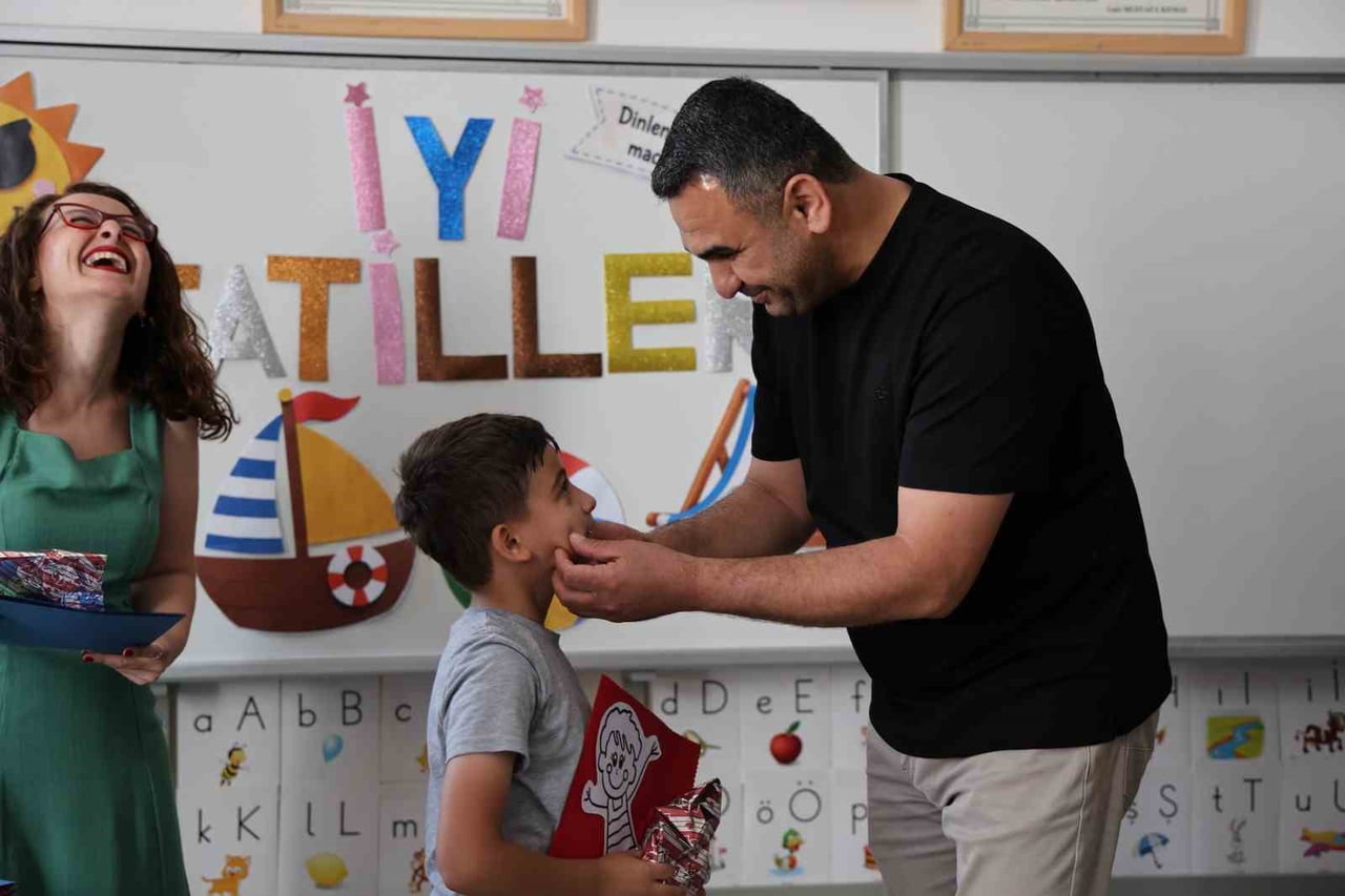ÖĞRENCİLER KARNELERİNİ ALDI