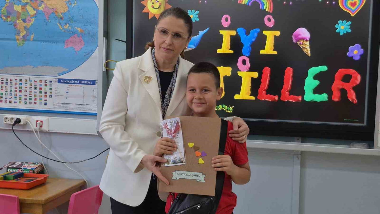 ÖĞRENCİLER KARNELERİNİ VALİ NURTAÇ ARSLAN'IN ELİNDEN ALDI